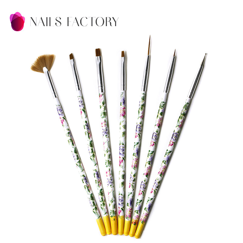 Sieben Nail Art Pinsel Set mit Blumenmuster von Nails Factory, ideal für detailliertes Nageldesign und kreative Kunstwerke.