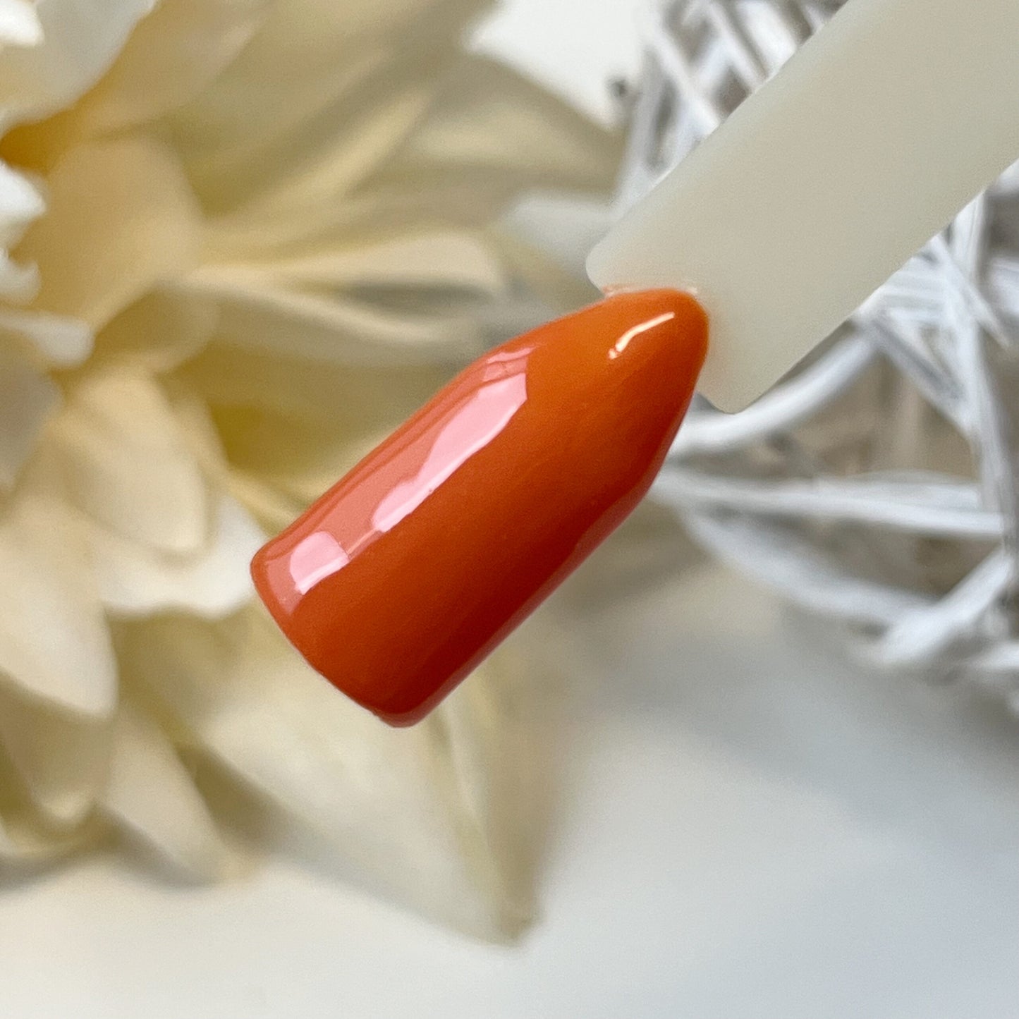 Pumpkin Farbgel von Nails Factory aus der Herbst 2024 Kollektion, orange-schimmerndes Farbgel fĂŒr Nageldesigns.