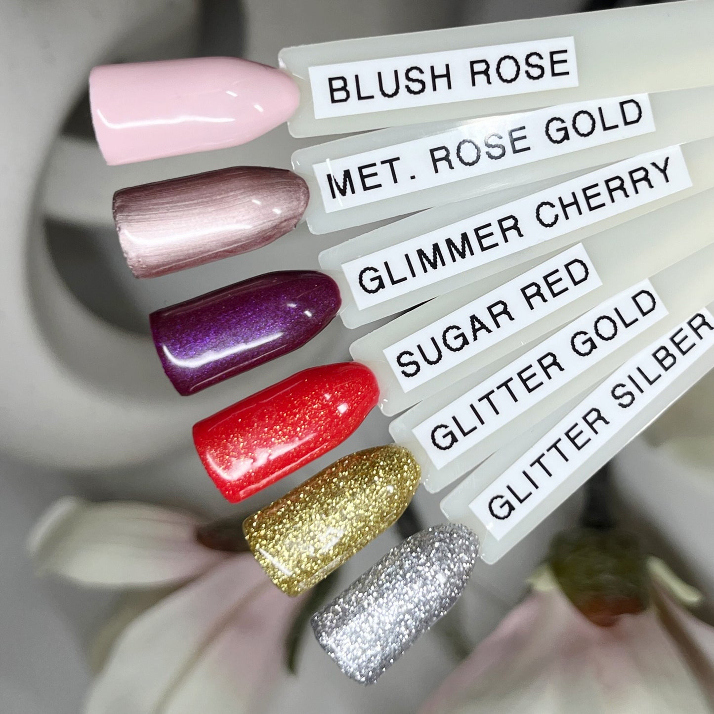 Winter Glam Farbgel-Set von Nails Factory auf Nagel-Tips, elegante Farbkollektion für winterliches Nageldesign.