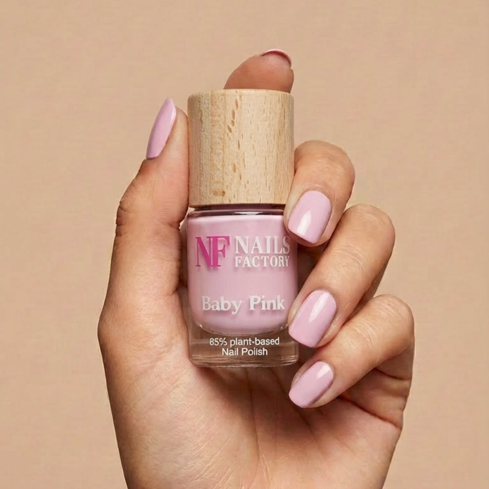 Grüner, pflanzenbasierter Nagellack in Baby Pink von claire beauty, Nahaufnahme des lackierten Fingernagels.