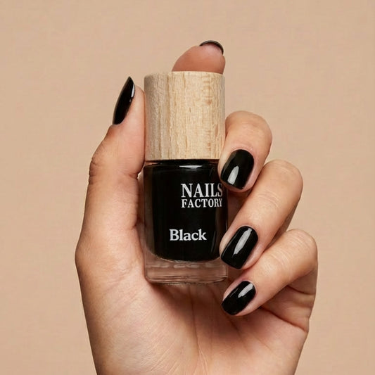 Grüner, pflanzenbasierter Nagellack von claire beauty in Schwarz, auf einem weißen Hintergrund.