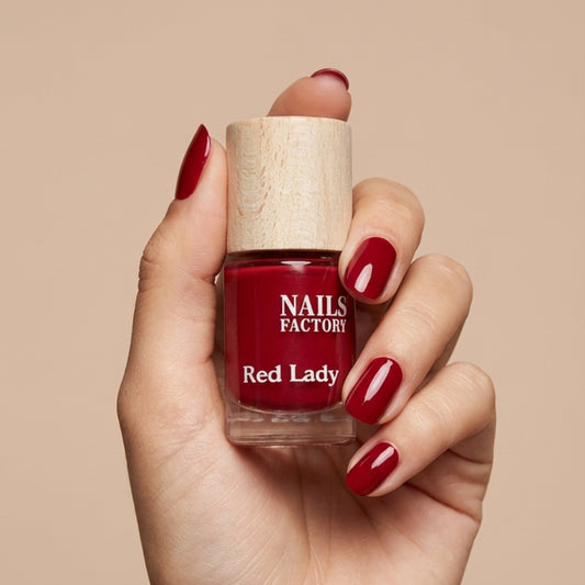 Grüner, pflanzenbasierter Nagellack Red Lady von claire beauty auf einem weißen Hintergrund.