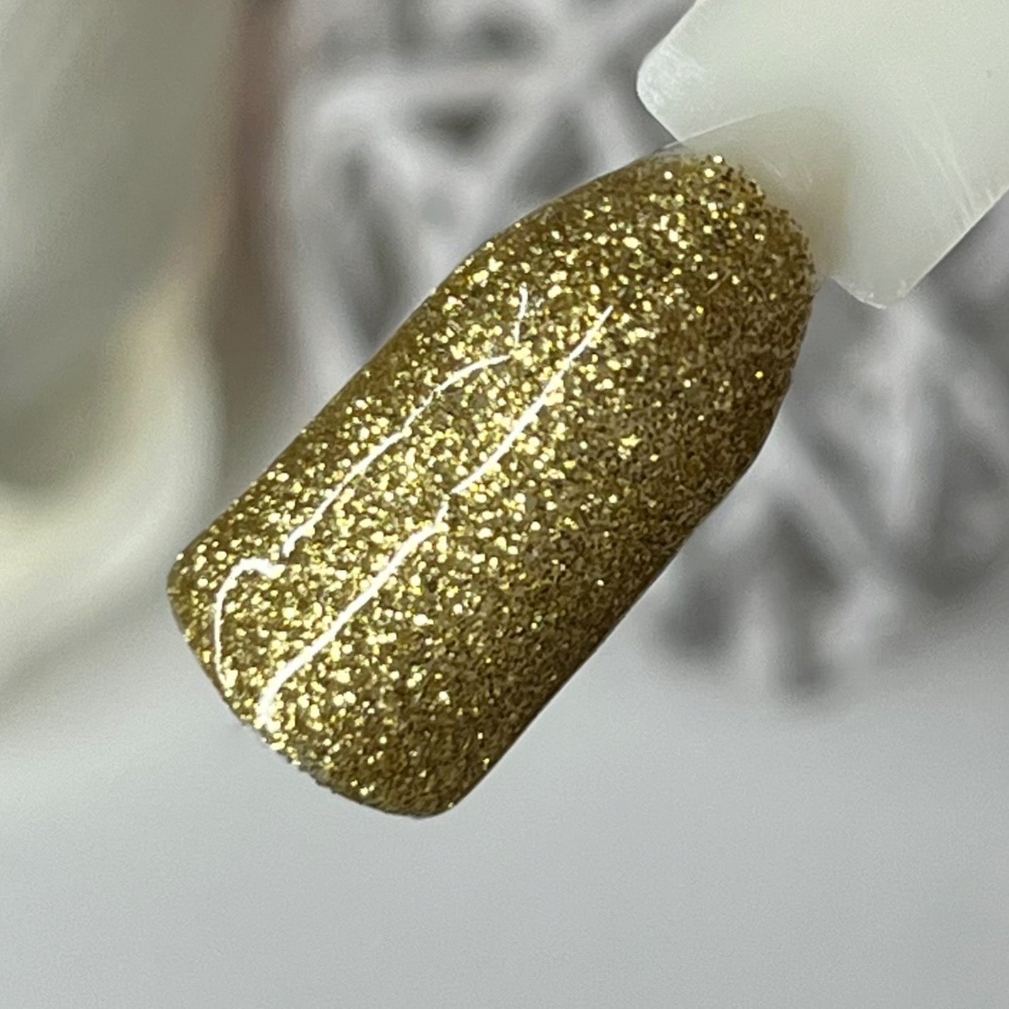 Goldfarbenes Glitter-Farbgel-Set von Nails Factory für Winter-Glam, sichtbar in der Verpackung mit glitzernden Nagelgel-Tuben.