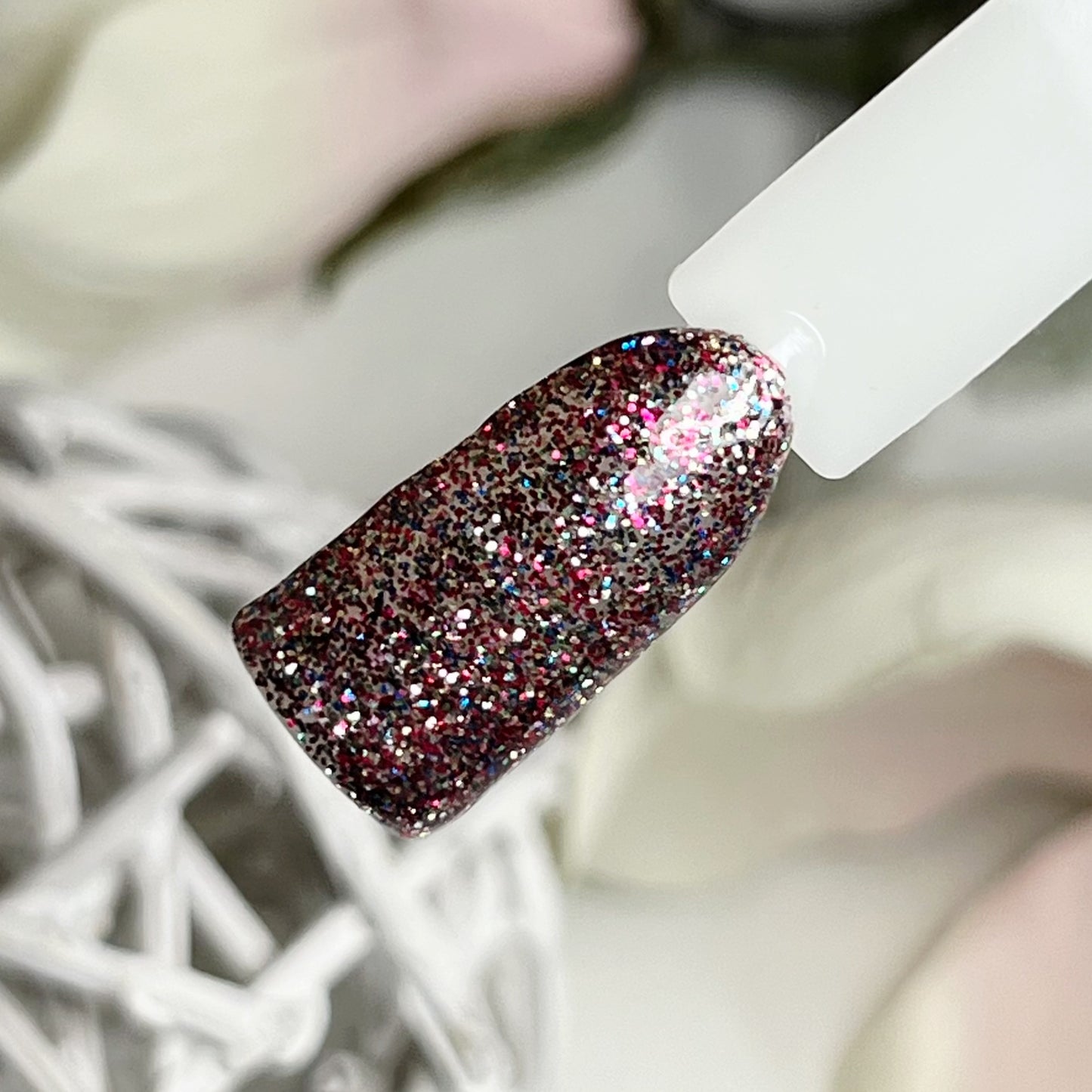 Glitter Galaxy Farbgel Set Sommer 2025 von Nails Factory mit multi-glitzerndem rosa Farbgel auf einem Nagelmodell.