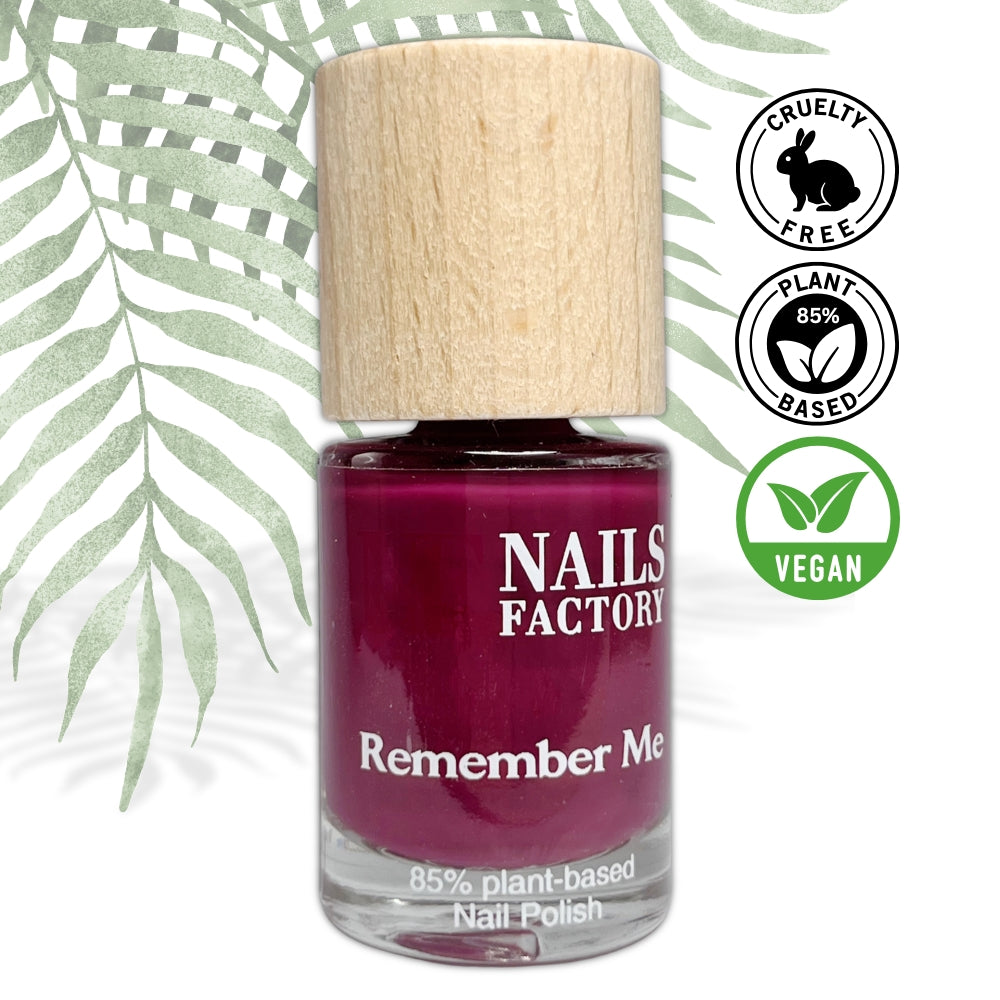 Grüner pflanzenbasierter Nagellack Remember Me von claire beauty auf einem Nagel. Nachhaltiges Nageldesign in Grün.