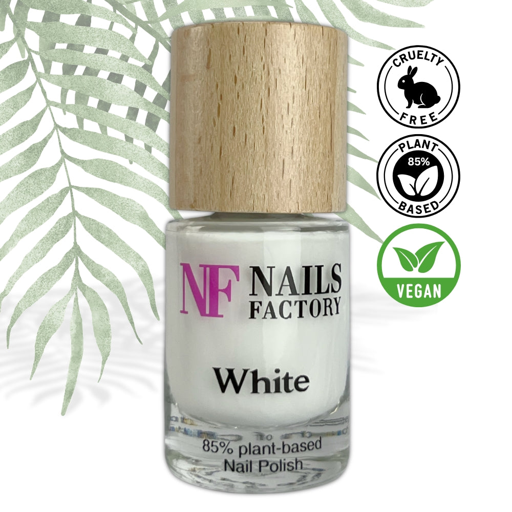 Grüner pflanzenbasierter Nagellack von claire beauty in Weiß, Nahaufnahme des Fläschchens auf weißem Hintergrund