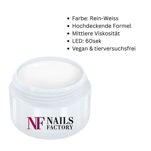 Weiße French-Gel-Nagellack von Nails Factory, zeigt die glatte, glänzende Oberfläche und elegante French-Designs auf natürlichen Nägeln.