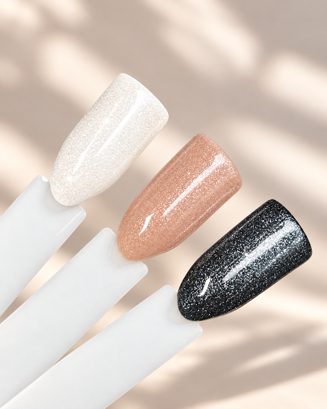 Finish Gel Glitter Silber von claire beauty: feiner Silberschimmer auf verschiedenen Nageluntergründen