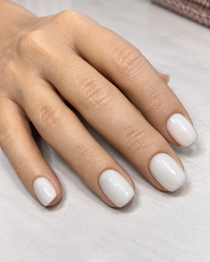1-Phasen UV Gel Milchig Weiss auf modellierten Nägeln