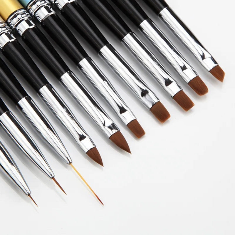 Zehn Gel-Pinsel im Set von Nails Factory, mit verschiedenen Pinseln für Nagelkunst und Gel-Nageldesign.