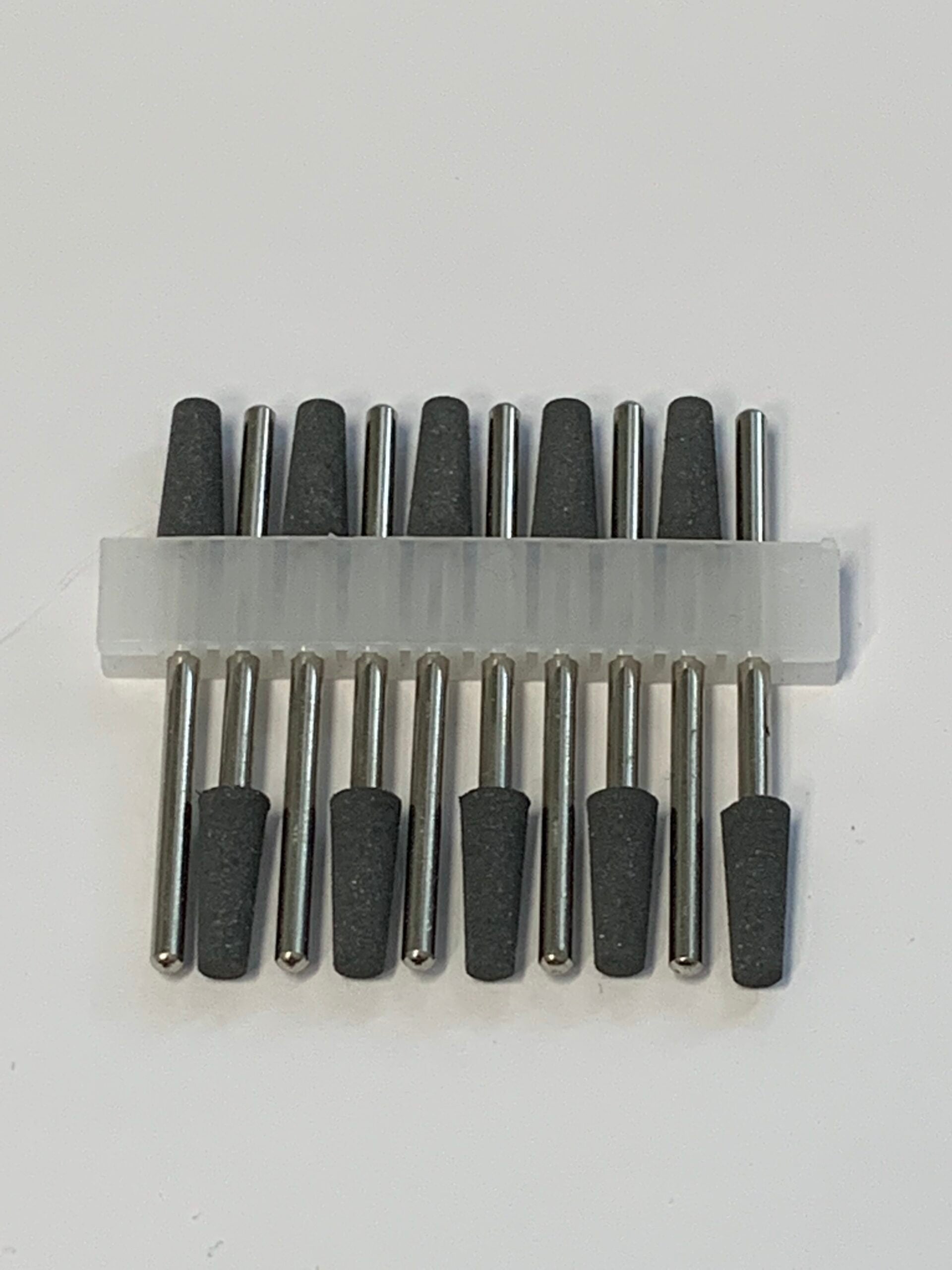 Schwarzer Silikonpolierer Kegel mit Spitze, flach, 180 Grit, 4mm, Nails Factory, für Nagel- und Kunsthandwerk.