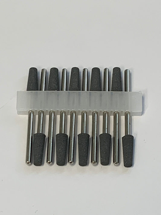 Schwarzer Silikonpolierer Kegel mit Spitze, flach, 180 Grit, 4mm, Nails Factory, für Nagel- und Kunsthandwerk.