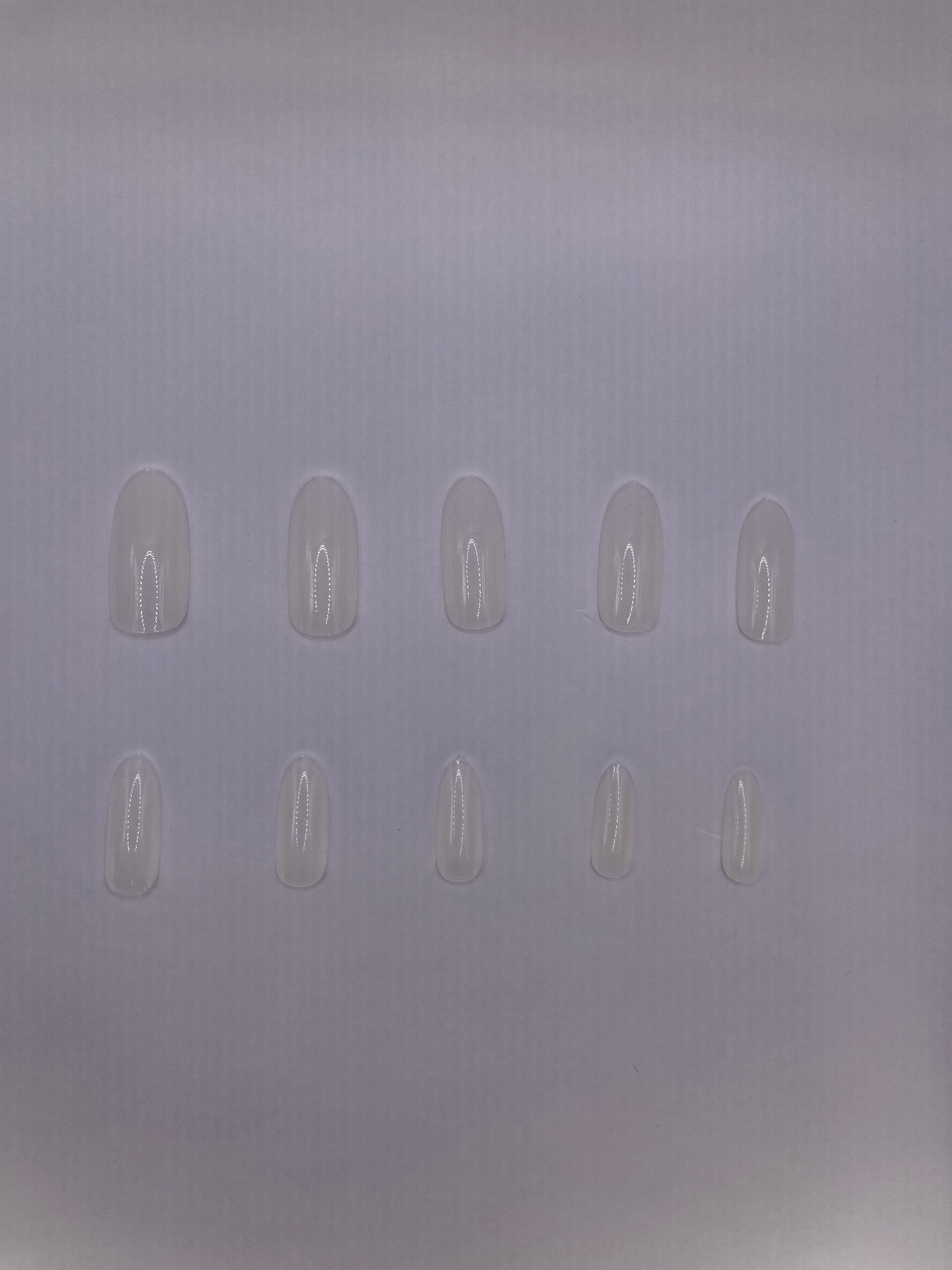 Natürliche 500 ovale Tipps von Nails Factory, dünne Nagelspitzen für elegante Nageldesigns, auf weißem Hintergrund.