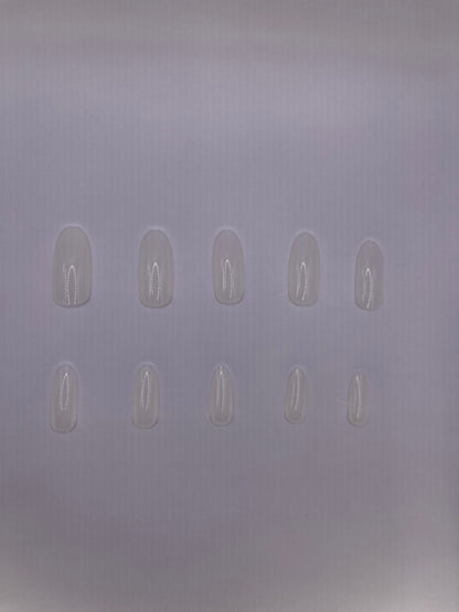 Natürliche 500 ovale Tipps von Nails Factory, dünne Nagelspitzen für elegante Nageldesigns, auf weißem Hintergrund.