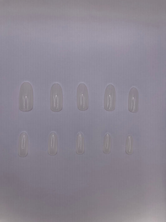 Natürliche 500 ovale Tipps von Nails Factory, dünne Nagelspitzen für elegante Nageldesigns, auf weißem Hintergrund.