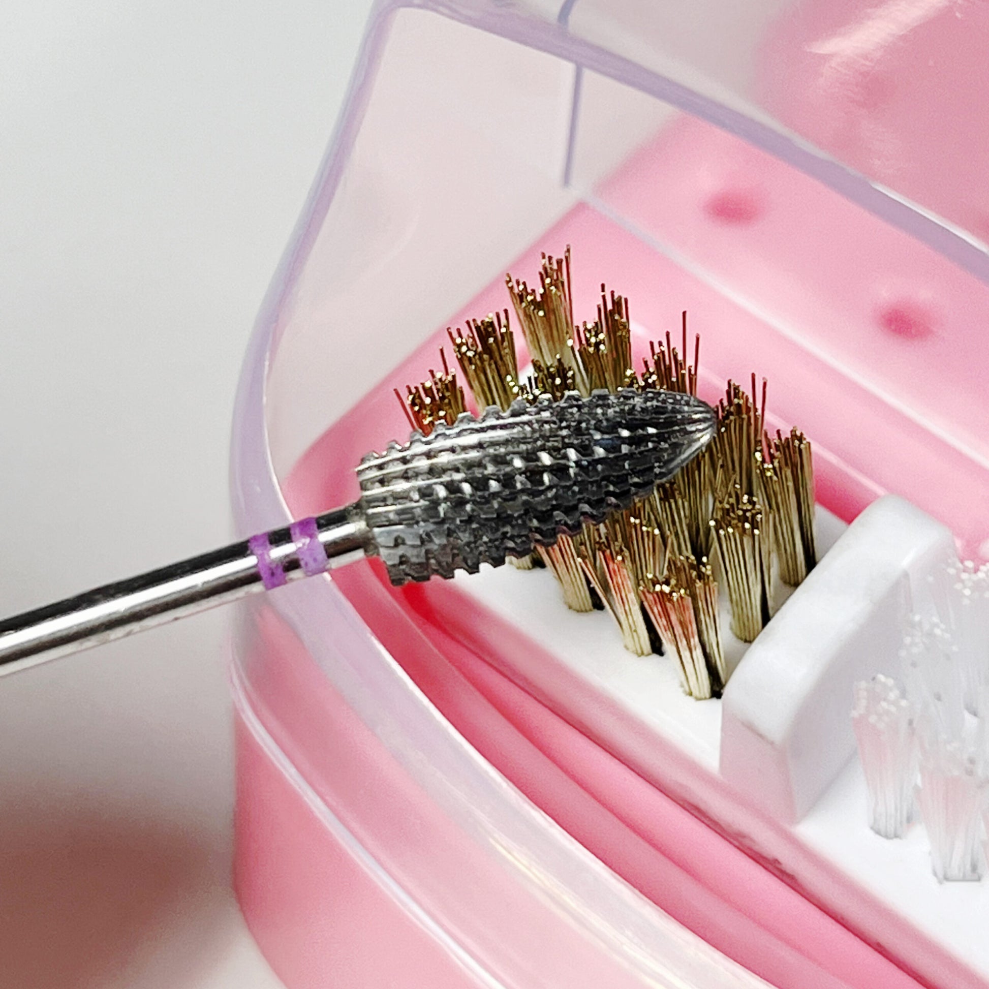 Bit Steckhalter mit Reinigung von Nails Factory, stabile Halterung für Bits und einfache Reinigung, ideal für Nagelstudios.