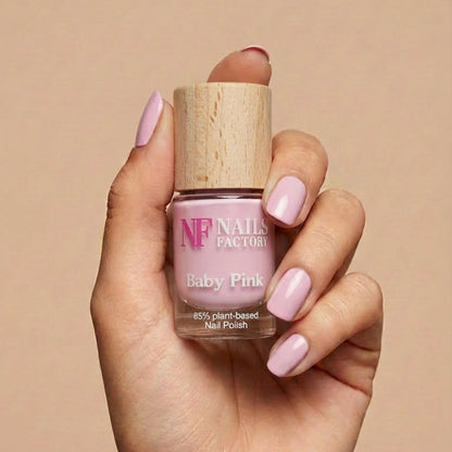 Grüner, pflanzenbasierter Nagellack in Baby Pink von claire beauty, Nahaufnahme des lackierten Fingernagels.
