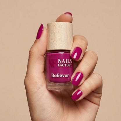 Grüner, pflanzenbasierter Nagellack von claire beauty, zeigt eine Flasche vor grünem Hintergrund.