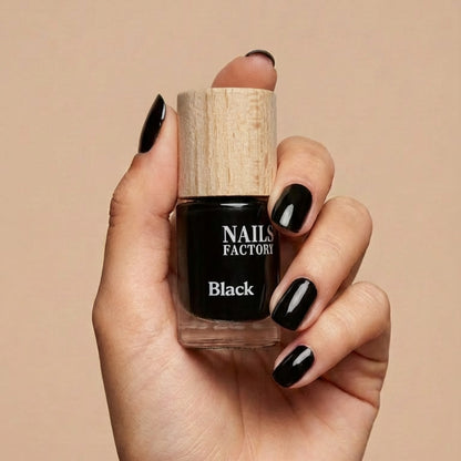 Grüner, pflanzenbasierter Nagellack von claire beauty in Schwarz, auf einem weißen Hintergrund.