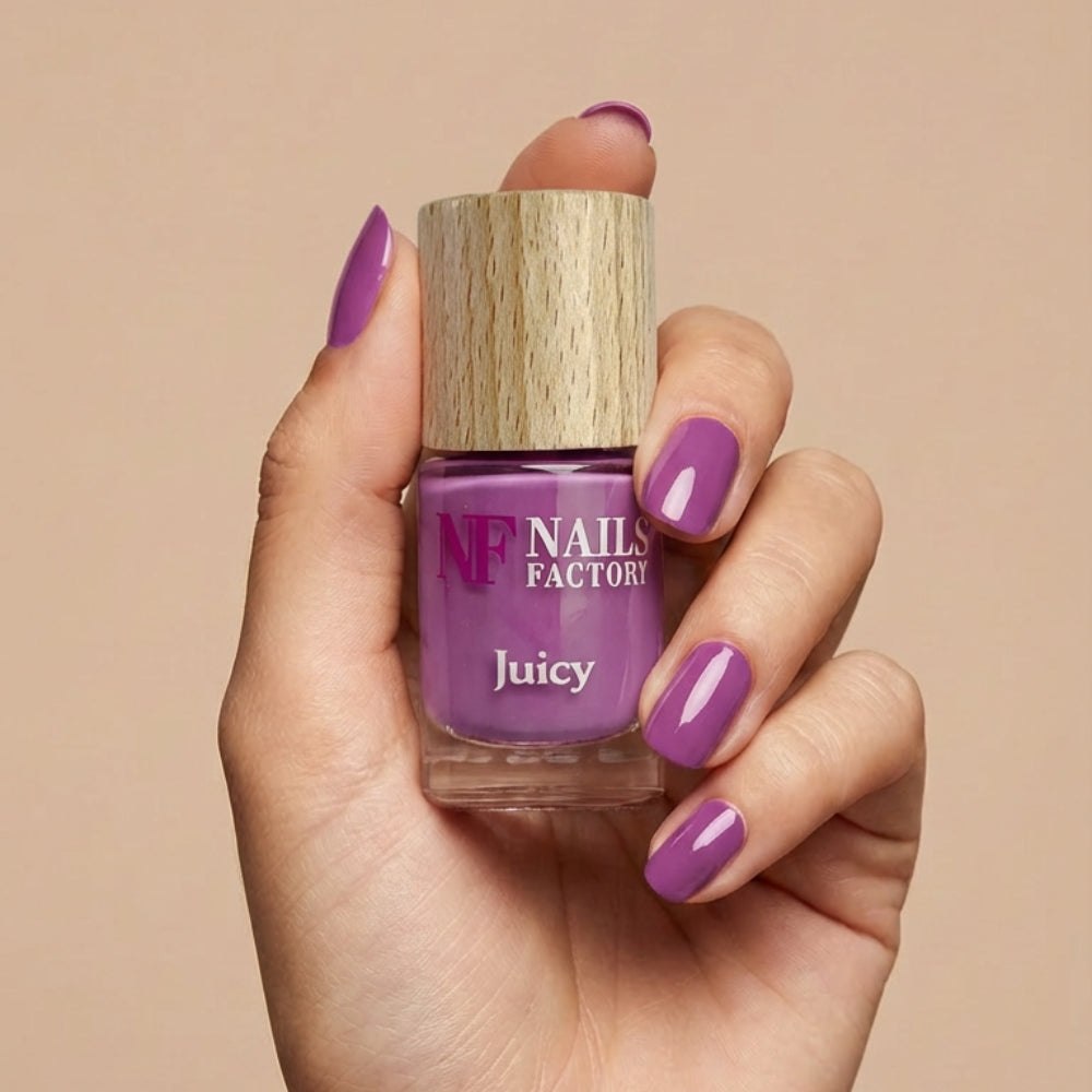 Grüner, pflanzenbasierter Nagellack Juicy von claire beauty, flüssige Textur, auf einem weißen Hintergrund sichtbar