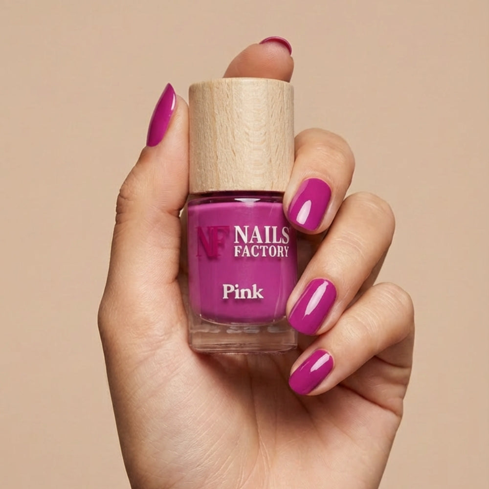 Grüner pflanzenbasierter Nagellack in Pink von claire beauty, detailreiche Nahaufnahme des Nagellacks in einer Flasche