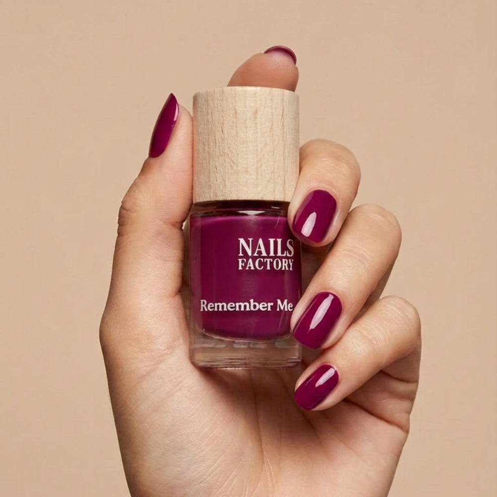 Grüner, pflanzenbasierter Nagellack "Remember Me" von claire beauty auf einem Nagel, glänzend und naturbelassen.