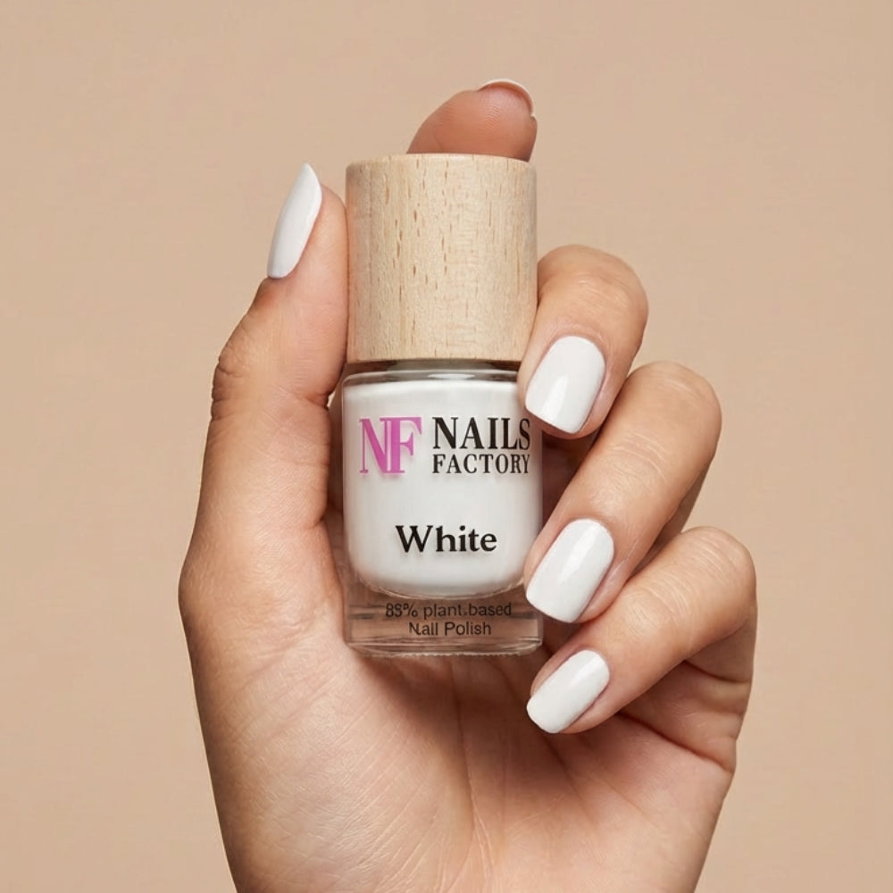 Grüner pflanzlicher Nagellack von claire beauty in Weiß, glänzend und umweltfreundlich, auf weißem Hintergrund sichtbar