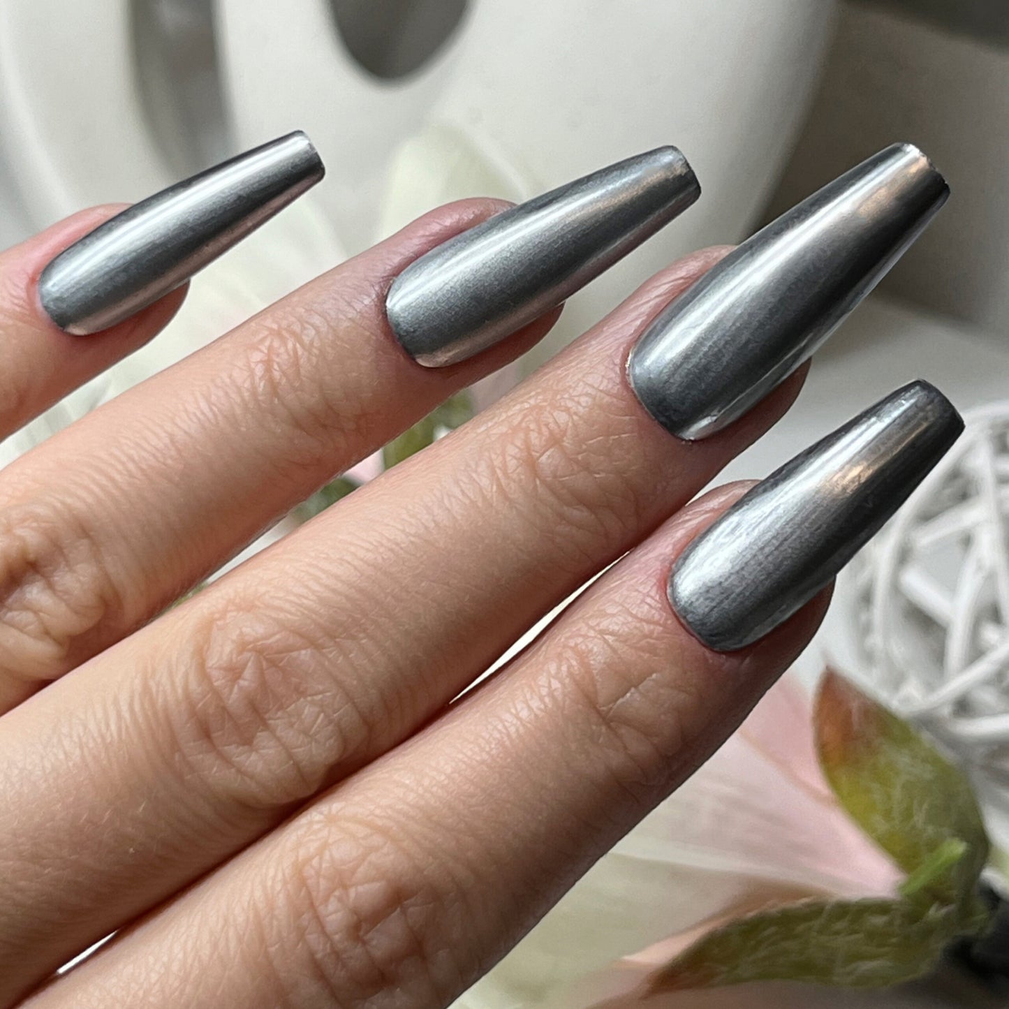 Metallisches Liquid Gel in Silber von Nails Factory, 5g, mit quadratischer Verpackung und glänzender, metallic Oberfläche.