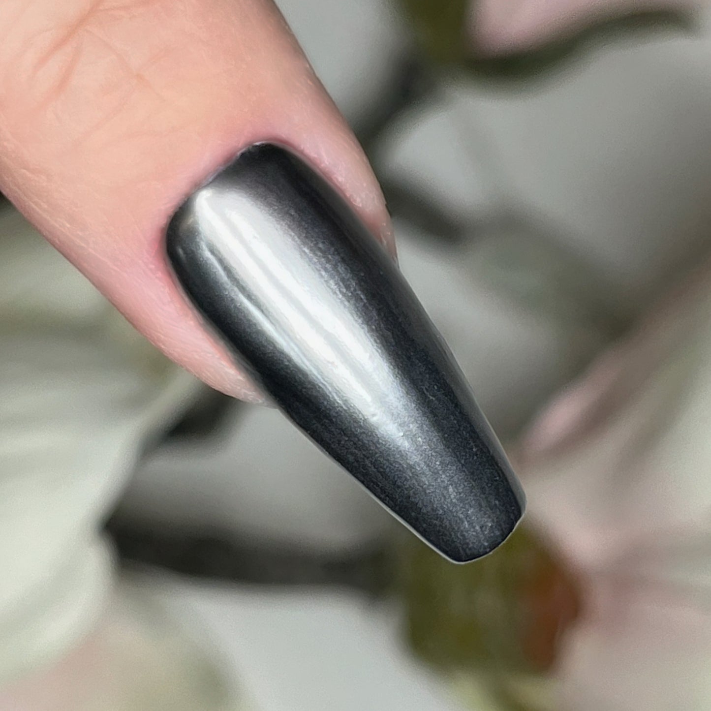 Metallisches Liquid-Gel in Silber von Nails Factory, 5g, cremige Textur für Nageldesigns und kreative Nail Art.