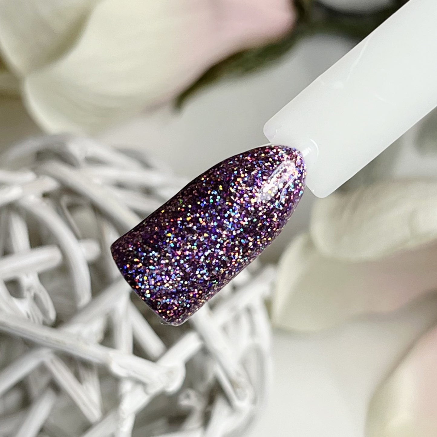 Glitter Galaxy Farbgel Set Sommer 2025 von Nails Factory, holografisches lila Farbgel mit Glitzereffekt, auf heller Oberfläche.