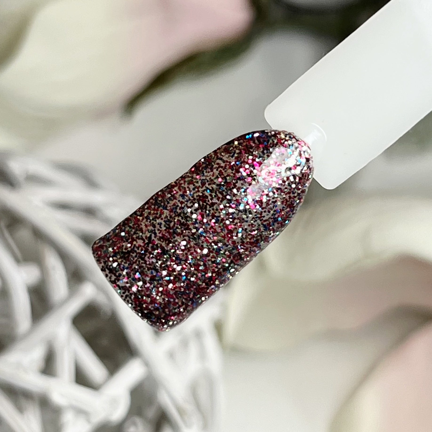 Glitter Galaxy Farbgel Set Sommer 2025 von Nails Factory mit multi-glitzerndem rosa Farbgel auf einem Nagelmodell.