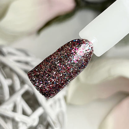 Glitter Galaxy Farbgel Set Sommer 2025 von Nails Factory mit multi-glitzerndem rosa Farbgel auf einem Nagelmodell.