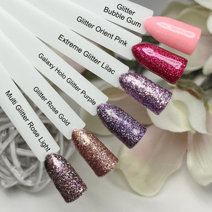 Glitter Galaxy Farbgel Set Sommer 2025 von Nails Factory mit schimmernden, galaktischen Nagelfarben auf einer weißen Oberfläche.