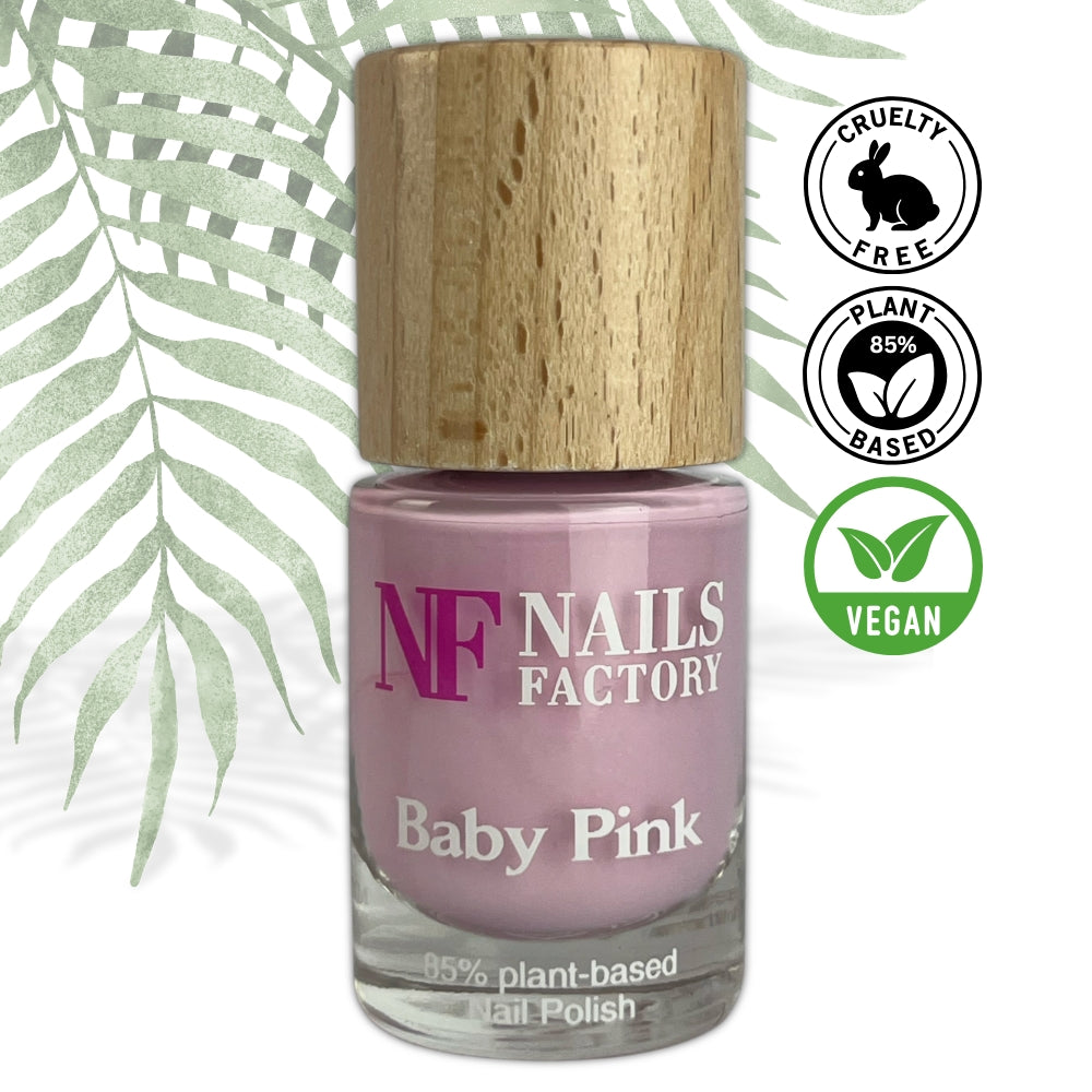 Grüner, pflanzenbasierter Nagellack von claire beauty in Baby Pink, zeigt die farbige, gepflegte Nageloberfläche.