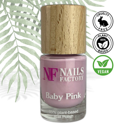 Grüner, pflanzenbasierter Nagellack von claire beauty in Baby Pink, zeigt die farbige, gepflegte Nageloberfläche.