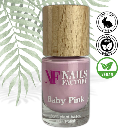 Grüner, pflanzenbasierter Nagellack von claire beauty in Baby Pink, zeigt die farbige, gepflegte Nageloberfläche.