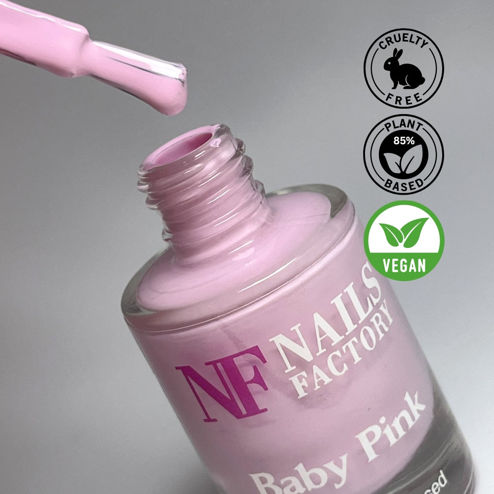 Grüner, pflanzenbasierter Nagellack in Baby Pink von claire beauty, Farbswatch auf weißem Hintergrund sichtbar