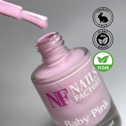 Grüner, pflanzenbasierter Nagellack in Baby Pink von claire beauty, Farbswatch auf weißem Hintergrund sichtbar