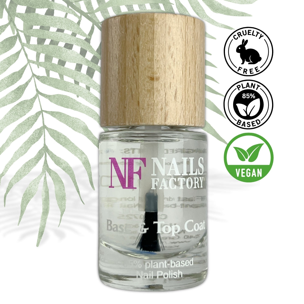 Grüne, pflanzenbasierte Nagellack-Base und Top Coat von claire beauty, zeigt die lackierten Nägel mit glänzendem Finish.