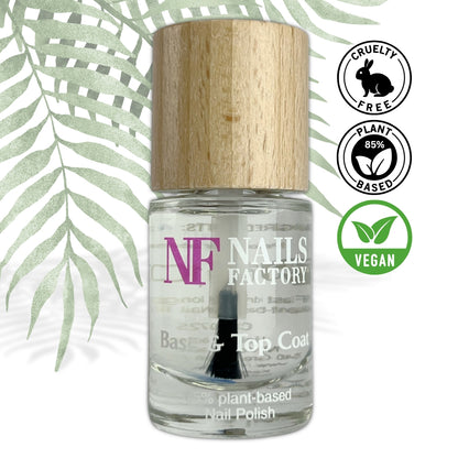 Grüne, pflanzenbasierte Nagellack-Base und Top Coat von claire beauty, zeigt die lackierten Nägel mit glänzendem Finish.