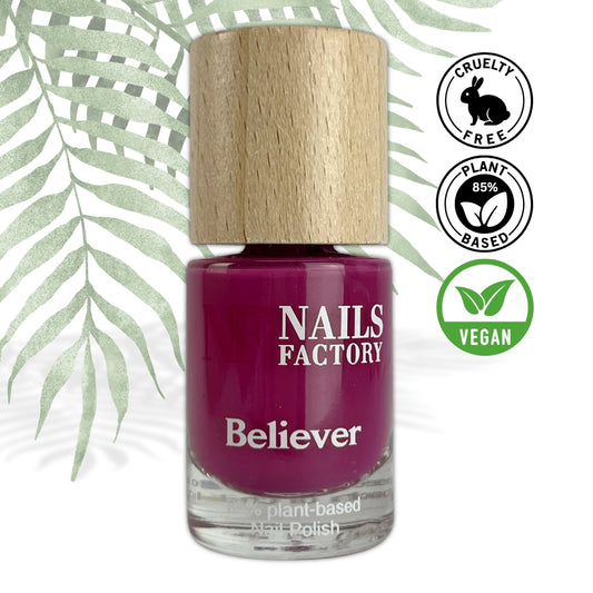 Grüner, pflanzenbasierter Nagellack von claire beauty, nachhaltiges Nagelprodukt mit umweltfreundlicher Formel.