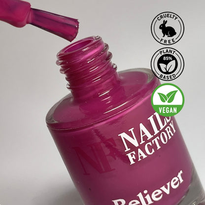 Grüner pflanzenbasierter Nagellack von claire beauty, Swatch zeigt die leuchtende, natürliche Farbe auf den Nägeln.