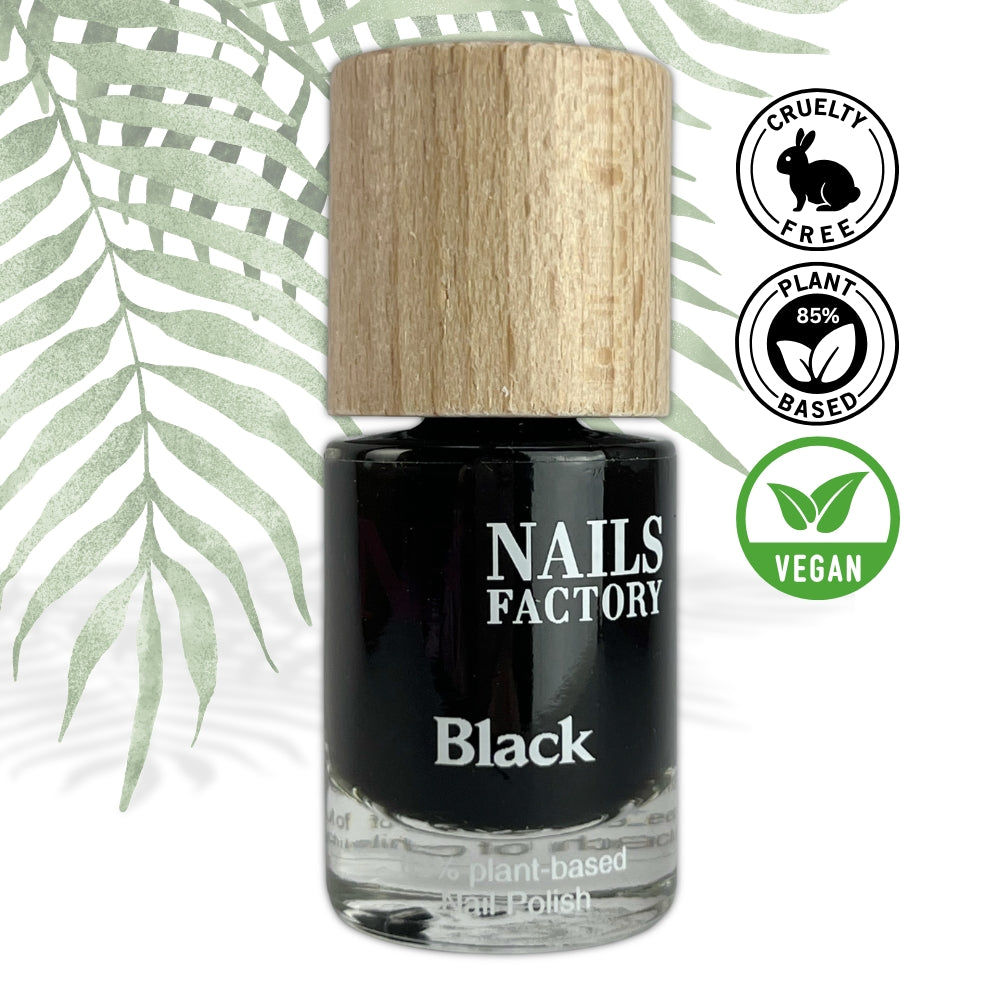 Grüner, pflanzenbasierter Nagellack von claire beauty in Schwarz auf weißem Hintergrund.
