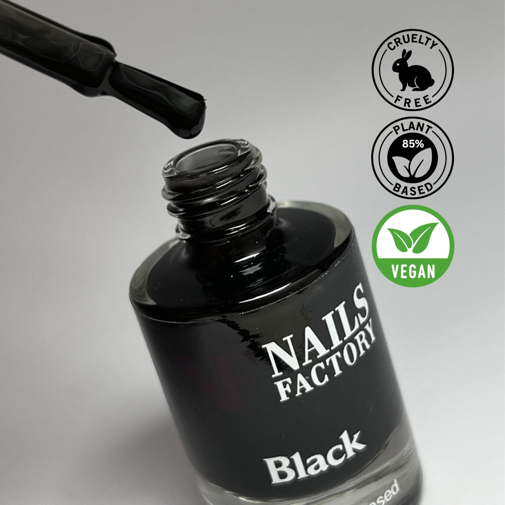 Grüner, pflanzenbasierter Nagellack von claire beauty in Schwarz, als Nagellack-Swatch auf Nägeln gezeigt