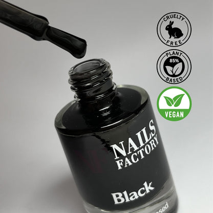 Grüner, pflanzenbasierter Nagellack von claire beauty in Schwarz, als Nagellack-Swatch auf Nägeln gezeigt
