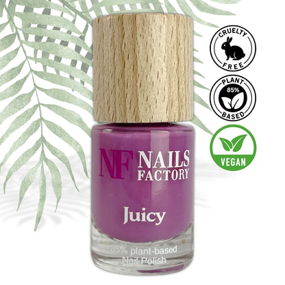 Grüner, pflanzenbasierter Nagellack Juicy von claire beauty, Nahaufnahme des Nagellacks in Flasche