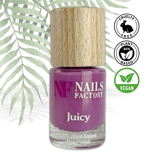 Grüner, pflanzenbasierter Nagellack Juicy von claire beauty, Nahaufnahme des Nagellacks in Flasche