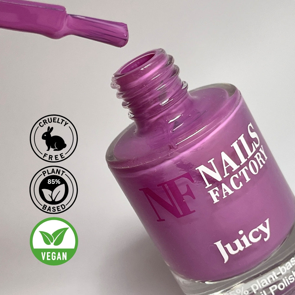 Grüner, pflanzenbasierter Nagellack „Juicy“ von claire beauty, Swatch zeigt leuchtende, natürliche Farbnuance auf den Nägeln
