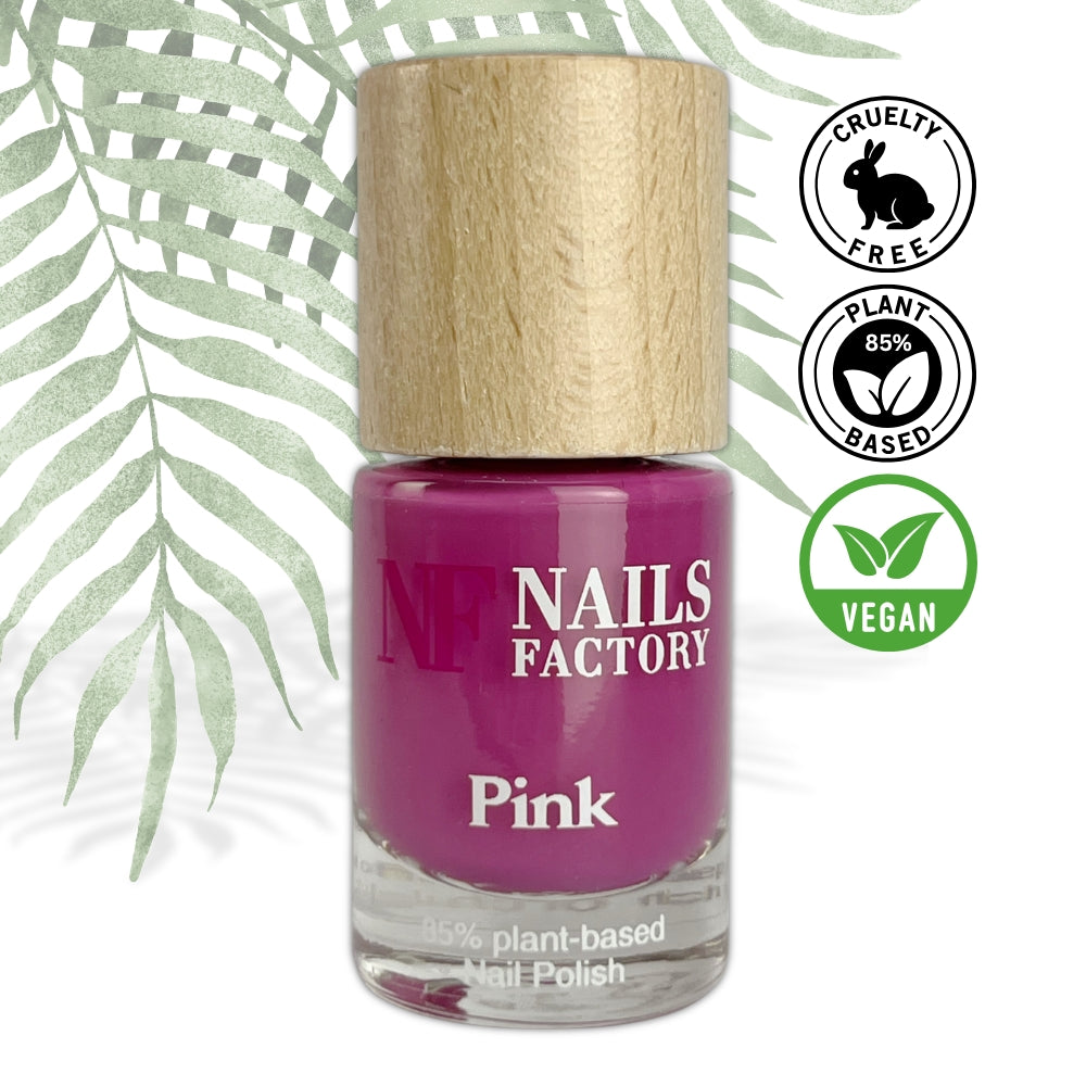 Grüner, pflanzenbasierter Nagellack in Pink von claire beauty, flasche mit rosa Nagellack und grüner Verpackung sichtbar