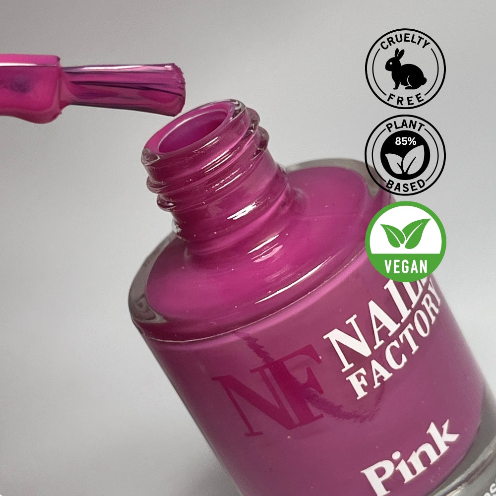 Grüner pflanzenbasierter Nagellack von claire beauty in Pink, auf Nagelprobe sichtbar, zeigt Farbton und Textur.